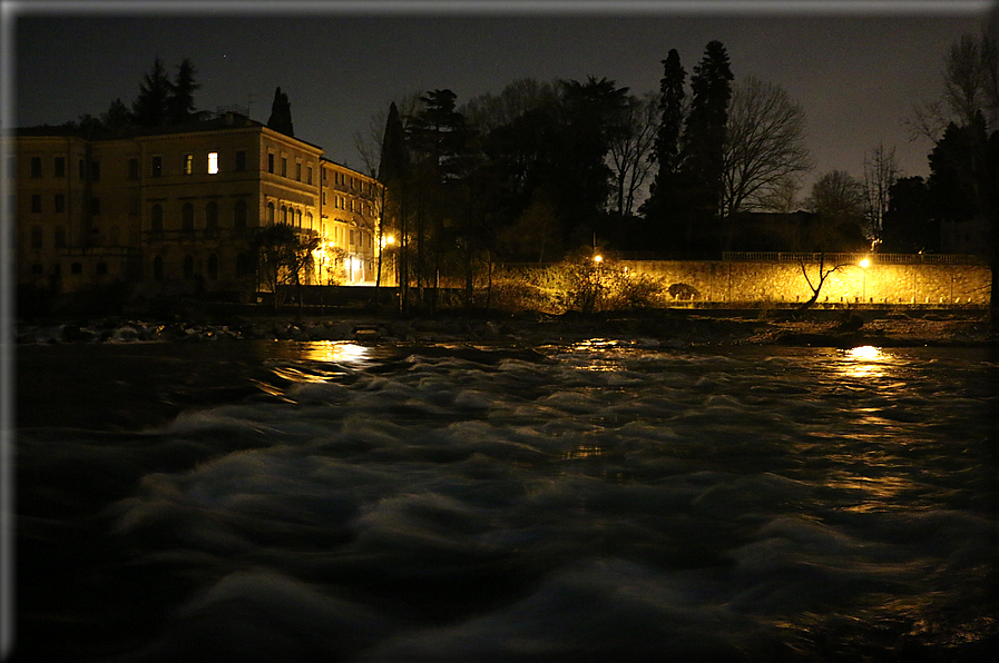 foto Bassano del Grappa di notte